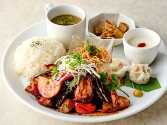 鶏肉と彩り野菜の黒酢あんかけワンプレートランチ