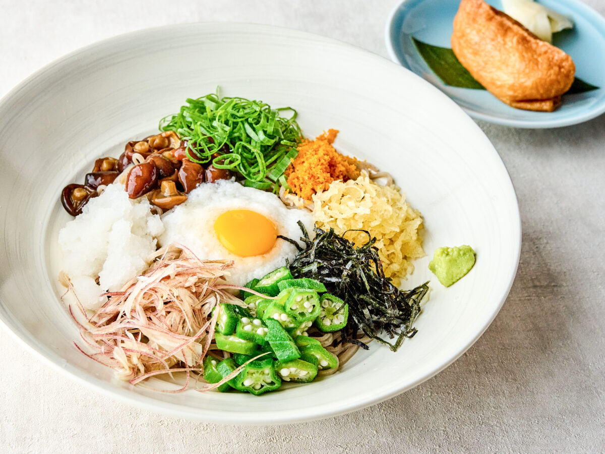 十種の薬味ぶっかけ蕎麦と稲荷すし